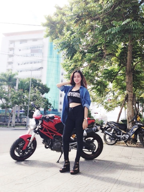 Nu biker Hue chi 300 trieu dong de tau Ducati Monster 795 - 3