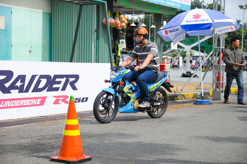 Rat nhieu nguoi muon trai nghiem Suzuki Raider 150 tai ngay hoi moto - 2