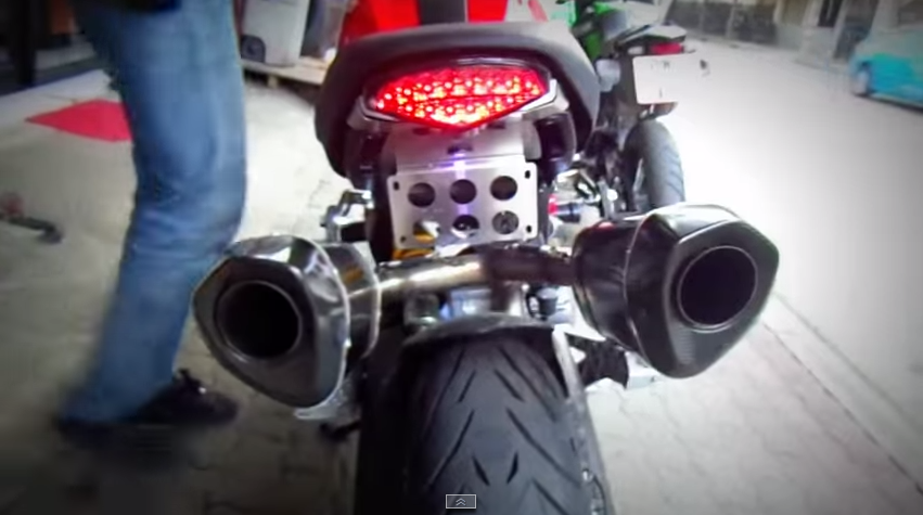 Clip Su on ao den tu Ducati Monster 795 voi Akrapovic