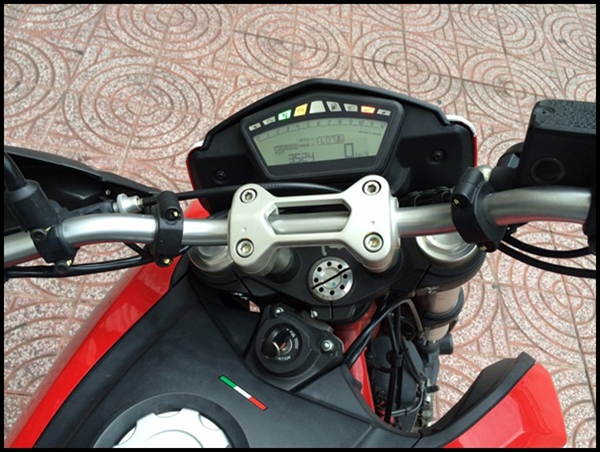 Cung ngam Ducati Hypermotard ong vua duong pho tai Sai Gon - 6