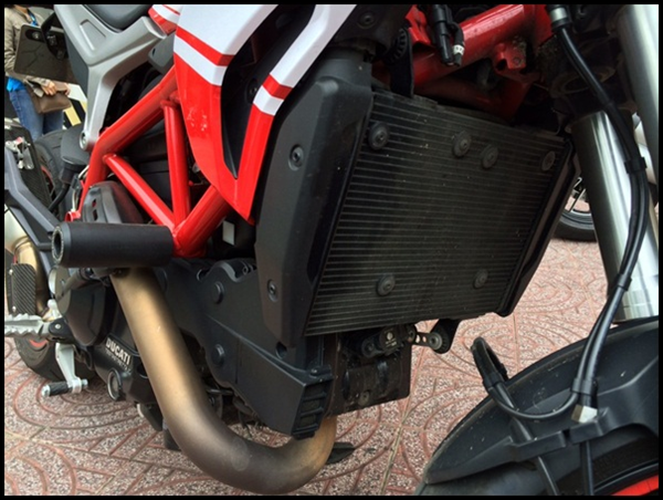 Cung ngam Ducati Hypermotard ong vua duong pho tai Sai Gon - 7