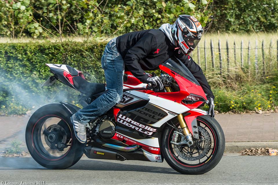 Ducati 1199 Wheelie World an tuong kho phai - 9