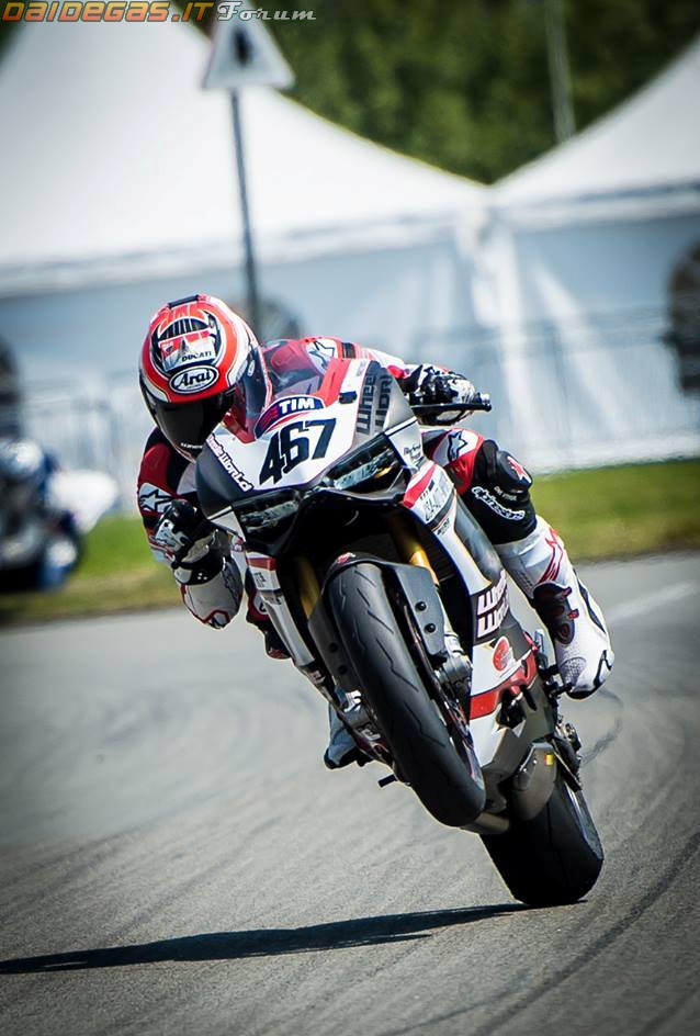 Ducati 1199 Wheelie World an tuong kho phai - 12