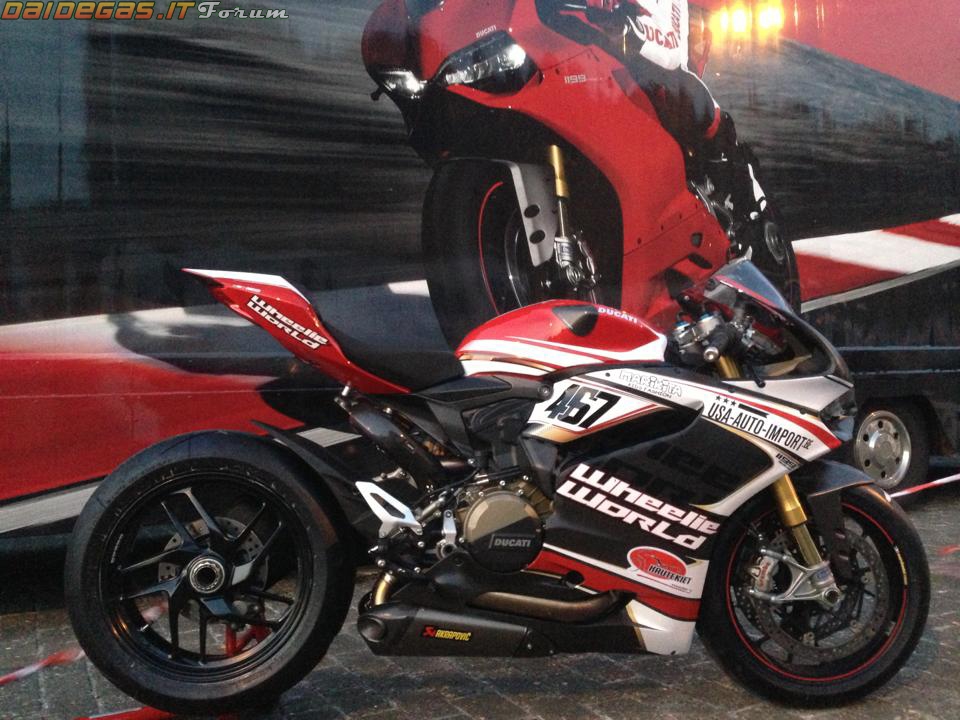 Ducati 1199 Wheelie World an tuong kho phai - 10