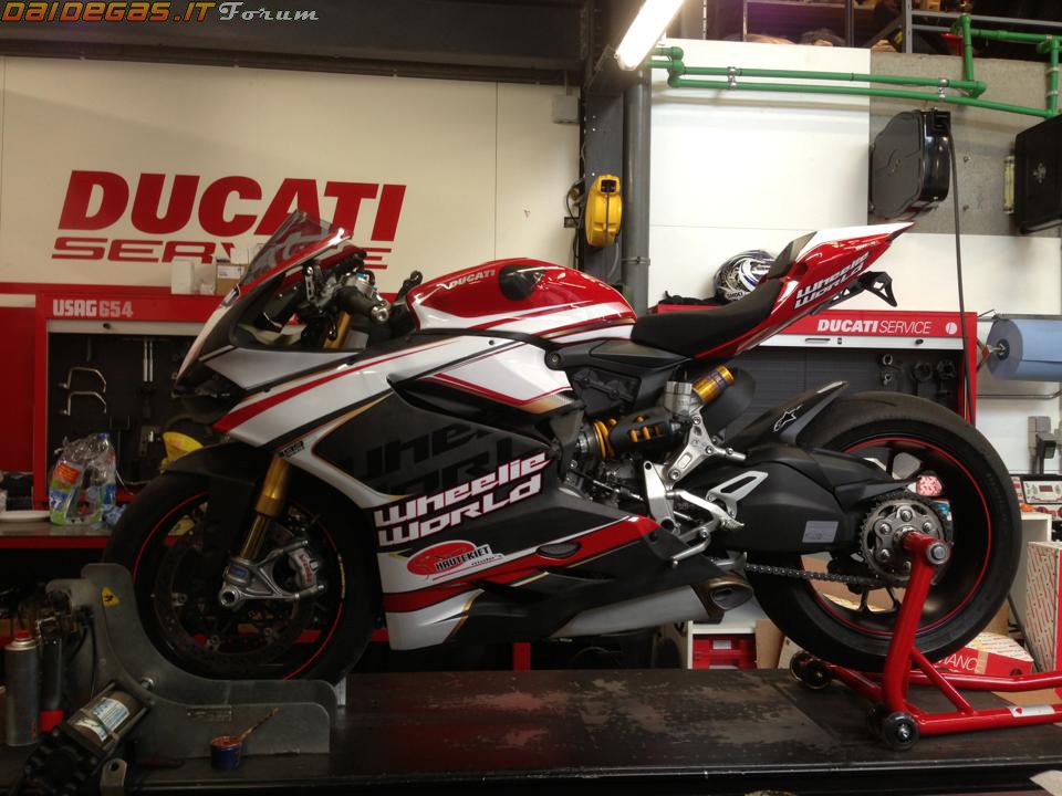 Ducati 1199 Wheelie World an tuong kho phai - 7