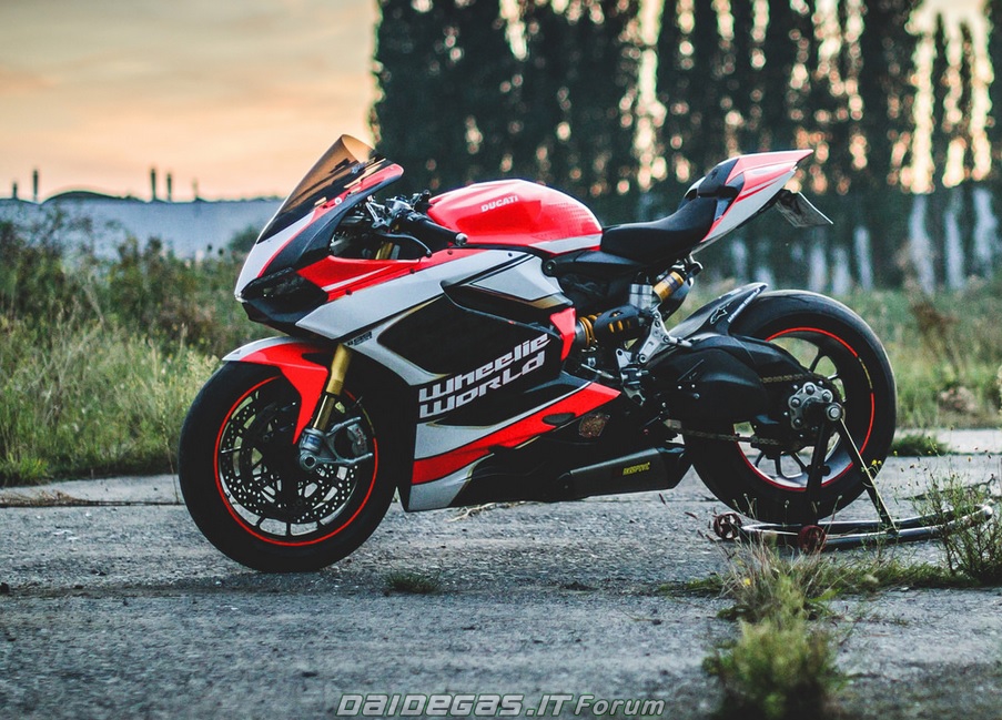 Ducati 1199 Wheelie World an tuong kho phai