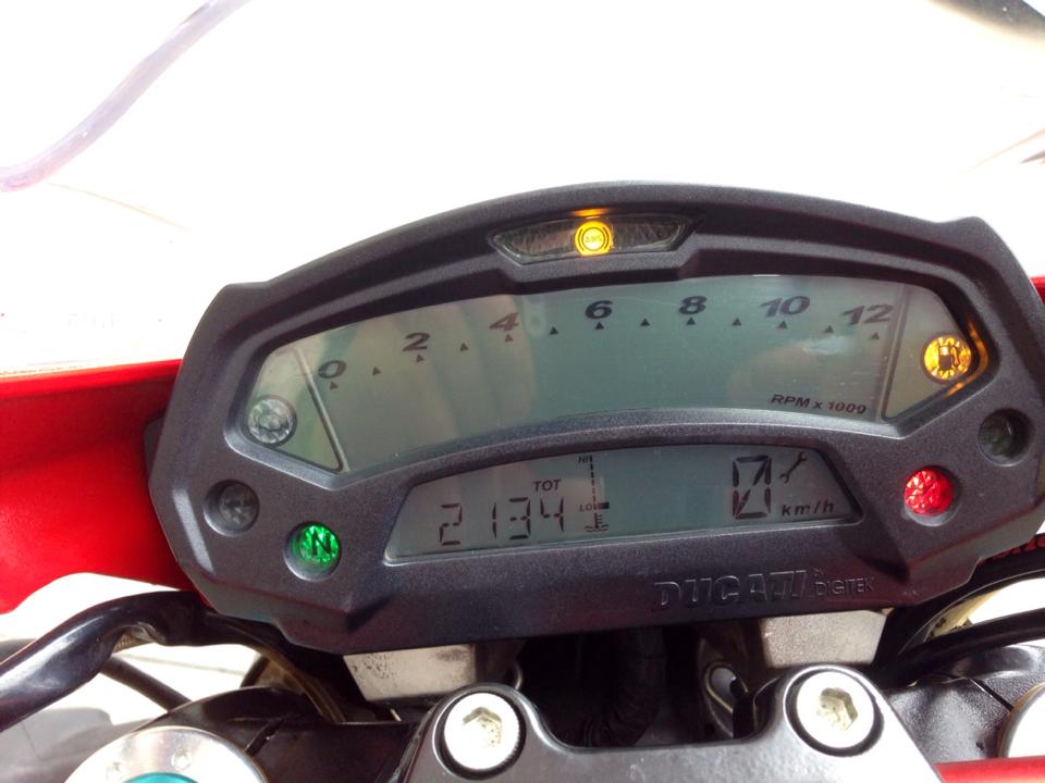 Ducati Monster 1100S ABS 2010 an tuong tren pho Viet - 2