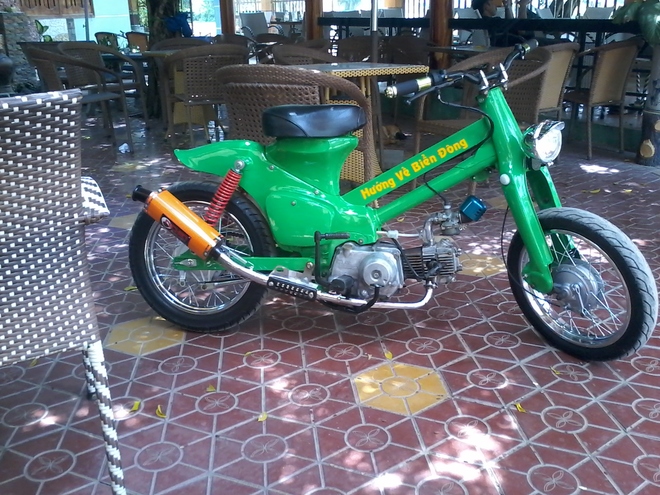 Honda Cub do phong cach Bobber cua chang sinh vien Viet - 2