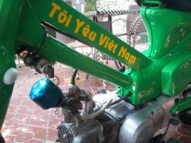 Honda Cub do phong cach Bobber cua chang sinh vien Viet - 6