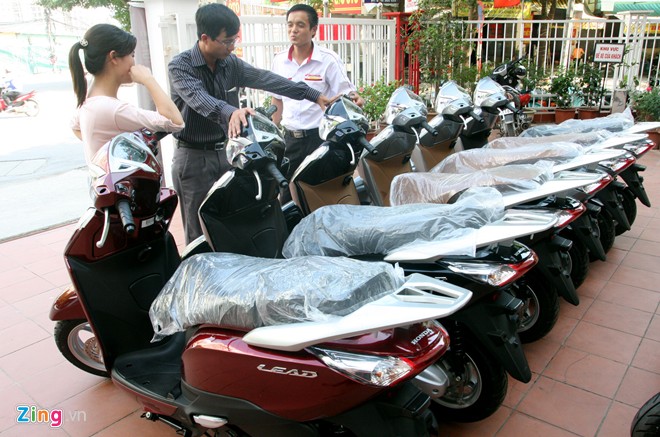 Honda Lead 125 mau vang kem rat hut khach tai Viet Nam - 2