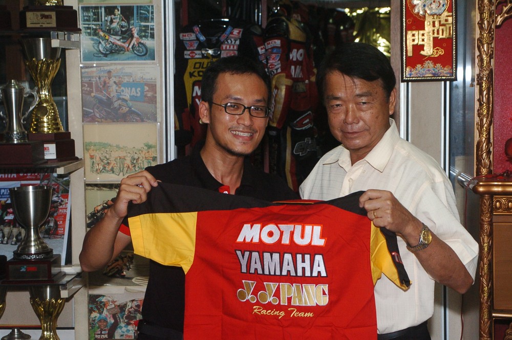 2 Banh dong hanh cung CLB Quy Chia sang Malaysia xem Moto GP - 2
