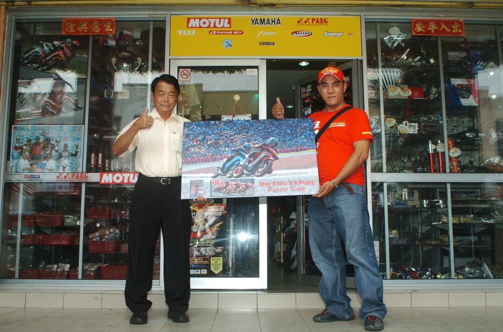 2 Banh dong hanh cung CLB Quy Chia sang Malaysia xem Moto GP - 4