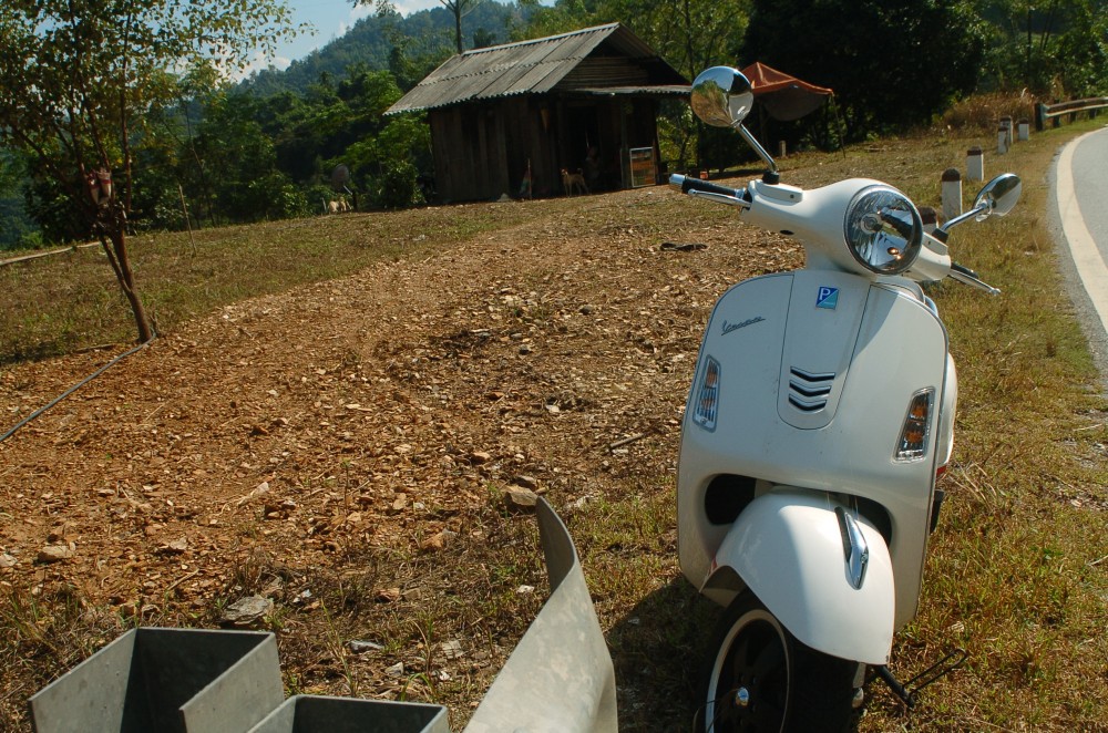 Anh dep cung Vespa tren duong phuot Ha Noi Thai Nguyen Bac Kan Cao Bang - 13