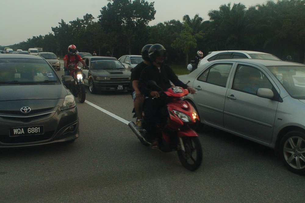 Bat gap kha nhieu Exciter va pkl di xem Moto GP tai Sepang - 5