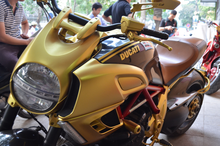 Can canh Ducati Diavel son vang doc dao tai Ha Noi