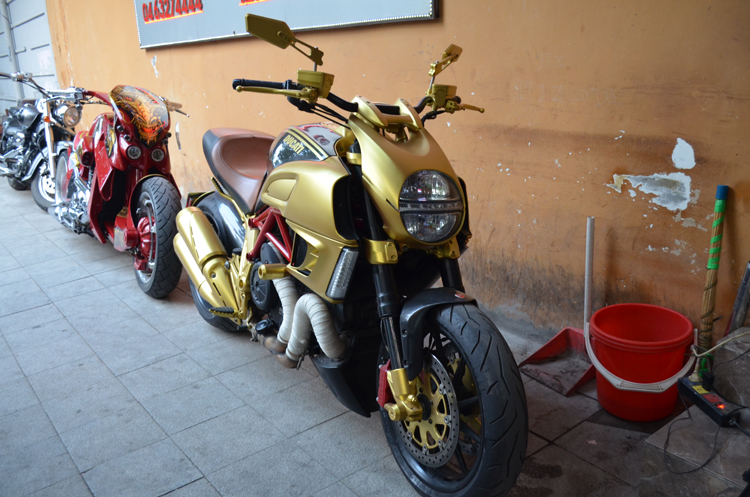Can canh Ducati Diavel son vang doc dao tai Ha Noi - 3