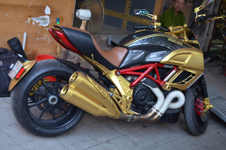 Can canh Ducati Diavel son vang doc dao tai Ha Noi - 17