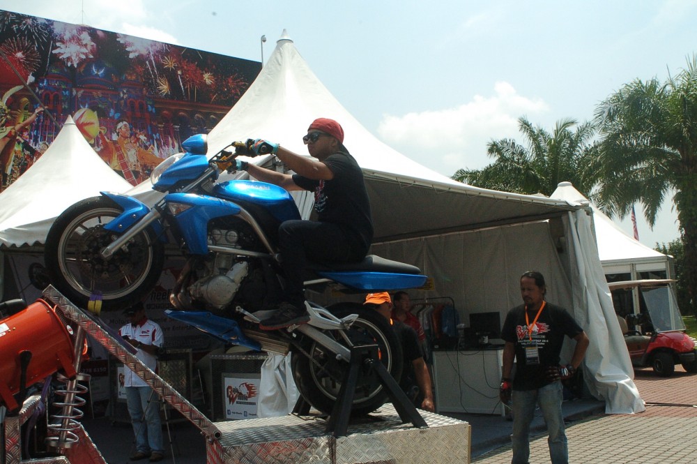 Hinh anh va Clip Moto GP 2014 do thanh vien 2banh ghi lai tu truong dua Sepang - 14