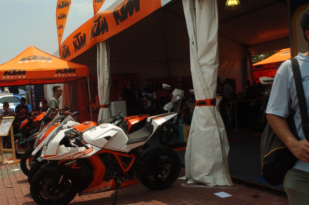 Hinh anh va Clip Moto GP 2014 do thanh vien 2banh ghi lai tu truong dua Sepang - 18
