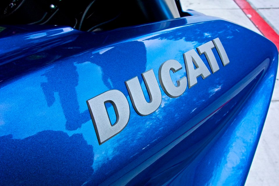Ducati Hyperstrada do xanh Navy cuc an tuong - 2