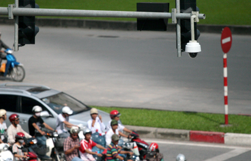 Ha Noi chuan bi phat nguoi vi pham giao thong khi lap hang tram camera