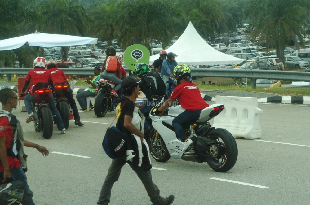 Hinh anh va Clip Moto GP 2014 do thanh vien 2banh ghi lai tu truong dua Sepang - 11