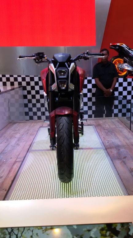 Honda gioi thieu mau xe nakedbike concept hoan toan moi - 5