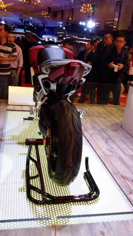 Honda gioi thieu mau xe nakedbike concept hoan toan moi - 6