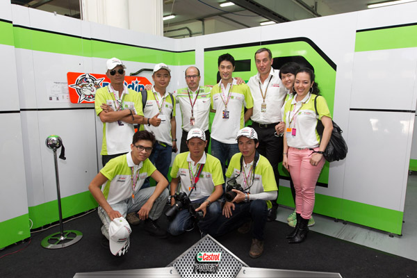 Johnny Tri Nguyen va doan Castrol Viet Nam tai cuoc dua Moto Gp - 2