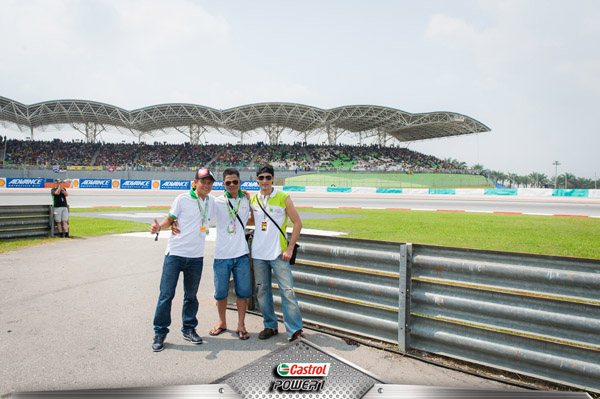 Johnny Tri Nguyen va doan Castrol Viet Nam tai cuoc dua Moto Gp - 3