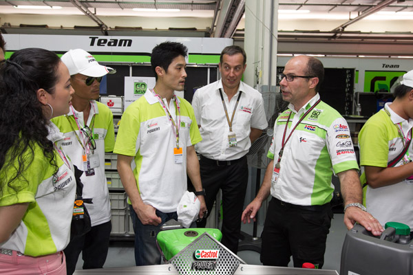 Johnny Tri Nguyen va doan Castrol Viet Nam tai cuoc dua Moto Gp - 5