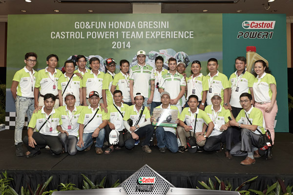 Johnny Tri Nguyen va doan Castrol Viet Nam tai cuoc dua Moto Gp - 6