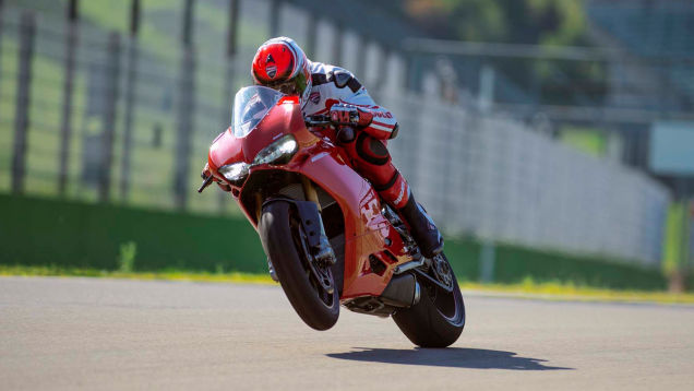 2 sieu pham dang hot hien nay Ducati 1299 Panigale so gang cung Yamaha YZFR1 2015 - 12