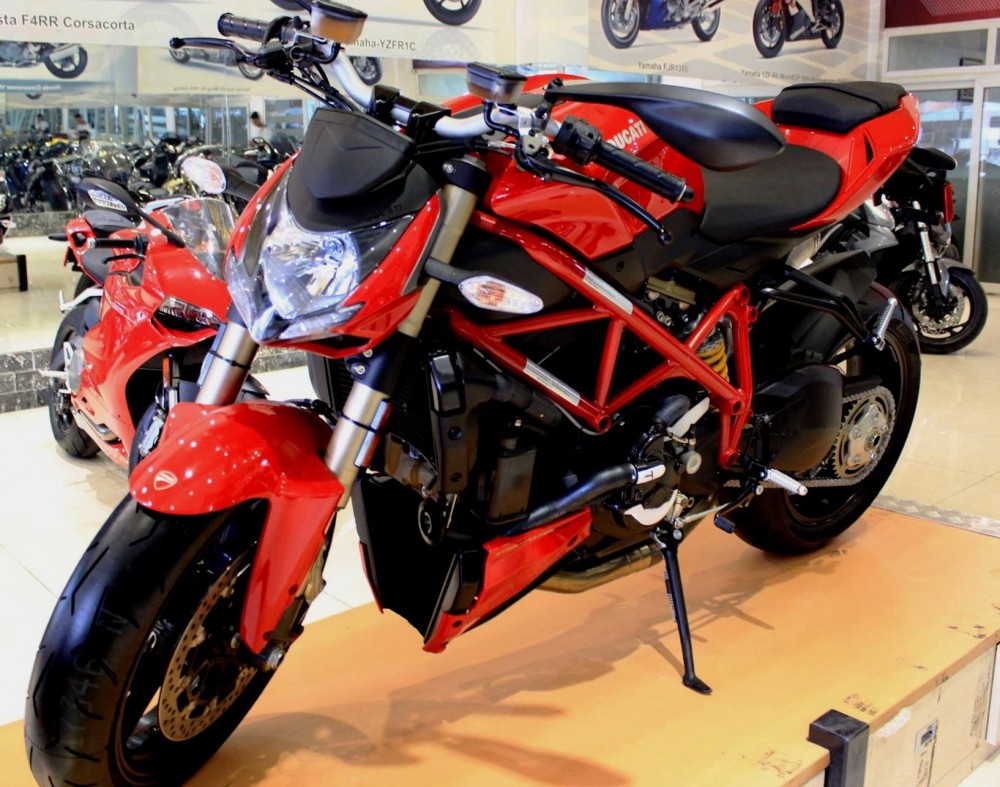 Clip Ducati Streetfighter 848 tai showroom Motor Sport