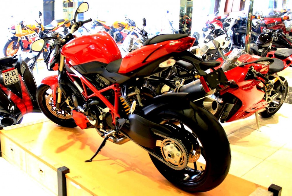 Clip Ducati Streetfighter 848 tai showroom Motor Sport - 2
