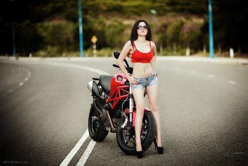 Ducati Monster do dang cung hot girl tai VN