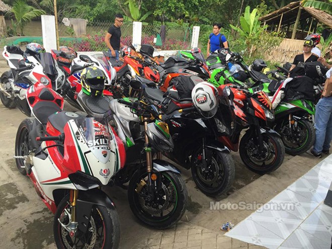 Johnny Tri Nguyen tren Ducati HyperMotard cung doan moto ruoc dau o Kien Giang