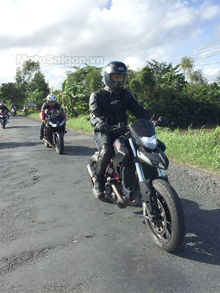 Johnny Tri Nguyen tren Ducati HyperMotard cung doan moto ruoc dau o Kien Giang - 5