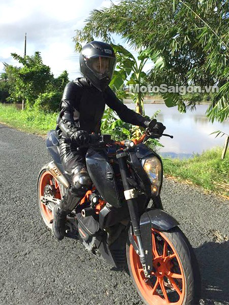 Johnny Tri Nguyen tren Ducati HyperMotard cung doan moto ruoc dau o Kien Giang - 6
