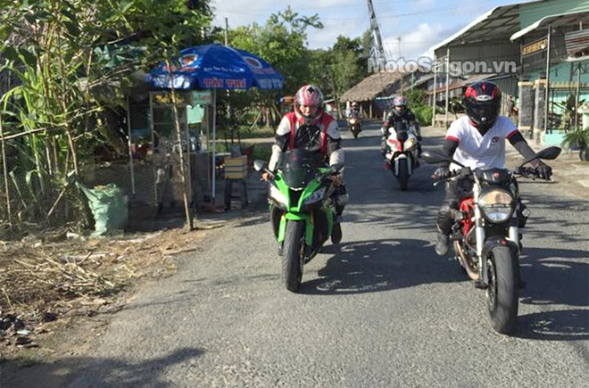 Johnny Tri Nguyen tren Ducati HyperMotard cung doan moto ruoc dau o Kien Giang - 7
