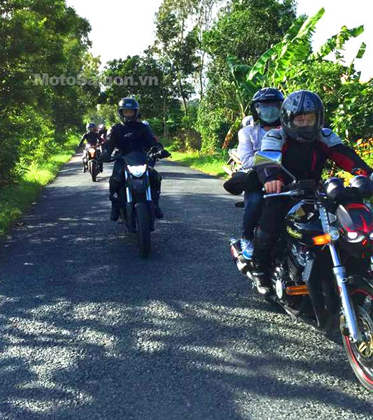 Johnny Tri Nguyen tren Ducati HyperMotard cung doan moto ruoc dau o Kien Giang - 8