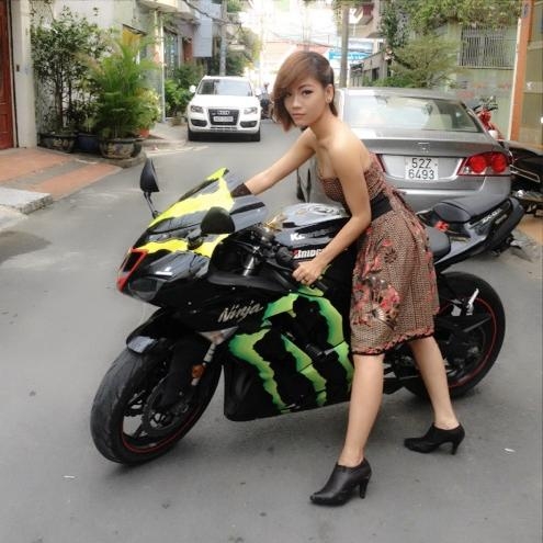 Phong van nu biker 9x dam me xe moto phan khoi lon