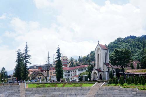 Sa Pa binh di truoc ong kinh cua dan du lich bui