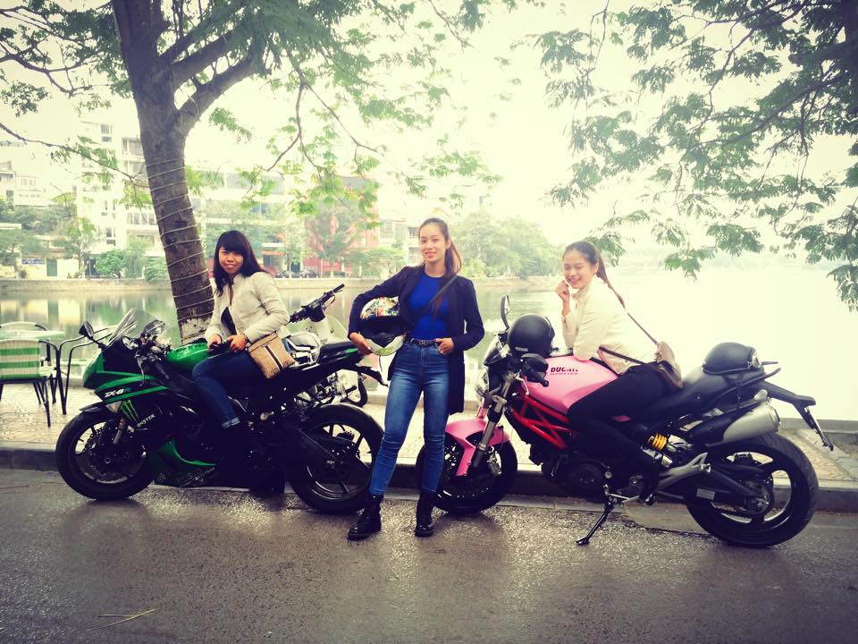 Ba nu Biker 9X so huu mo to khung cung hoi tu tai Ha Noi