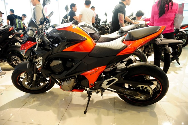 Can canh Kawasaki Z800 mau xe nakedbike gia re tai Viet Nam