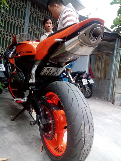 Dinh cuop xe moto CBR600 bang roi dien o Nha Trang - 2