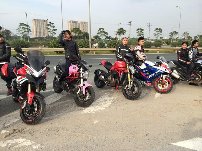 Ducati mau hong cua nu Biker tham gia Doan Moto Ha Noi
