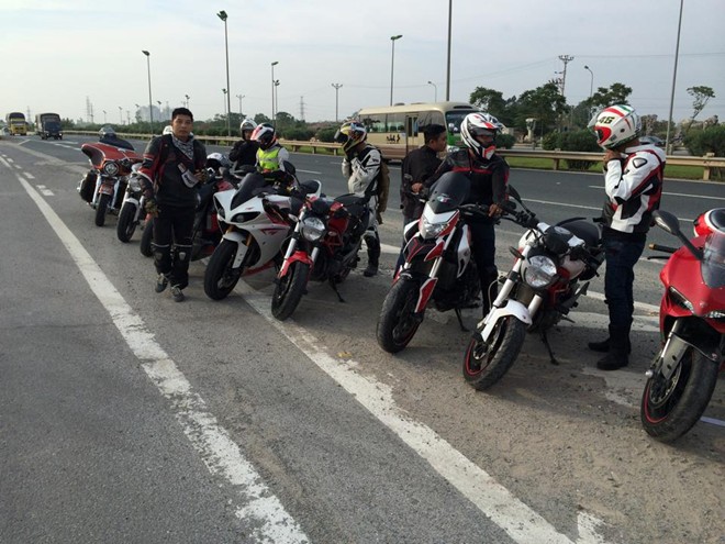 Ducati mau hong cua nu Biker tham gia Doan Moto Ha Noi - 2