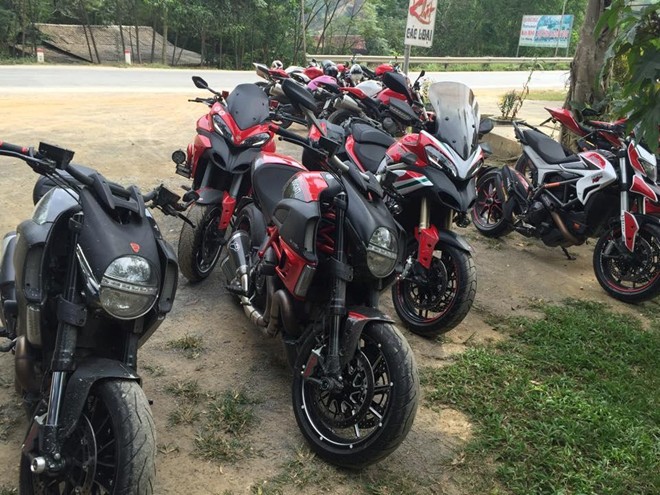 Ducati mau hong cua nu Biker tham gia Doan Moto Ha Noi - 4