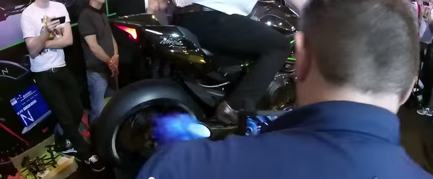 Clip Kawasaki H2R sieu moto phun lua